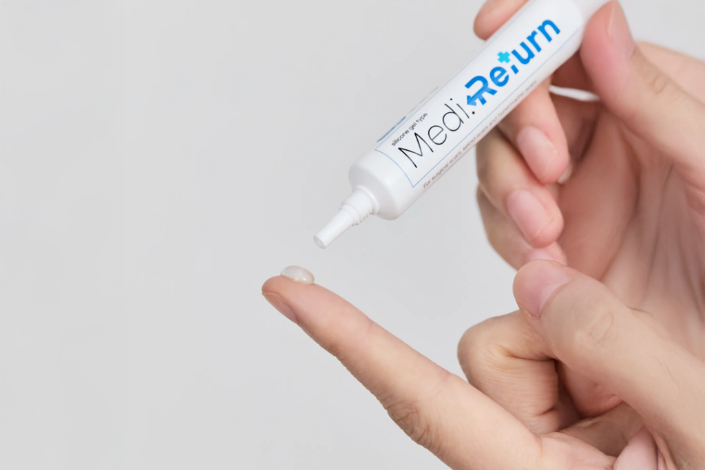 흉터 관리 연고인 메디리턴 실리콘 겔을 손가락 끝에 덜어낸 모습