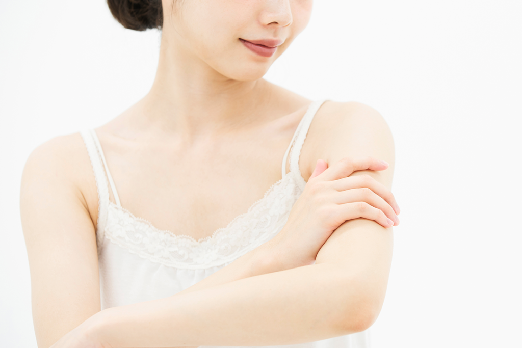 흉터 관리 후 매끈하고 건강해진 여성의 팔과 어깨 피부