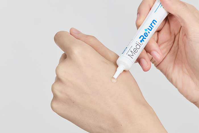 메디리턴겔 흉리무버 튜브에서 투명하고 쫀쫀한 실리콘 겔 제형의 연고가 나오는 모습의 상세 컷