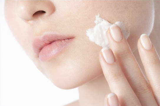 코 옆 화장 들뜸 완화 스킨케어 루틴 메디리턴요좁크림을 얼굴에 얇게 펴 바르는 모습, 촉촉하고 매끈한 피부 표현