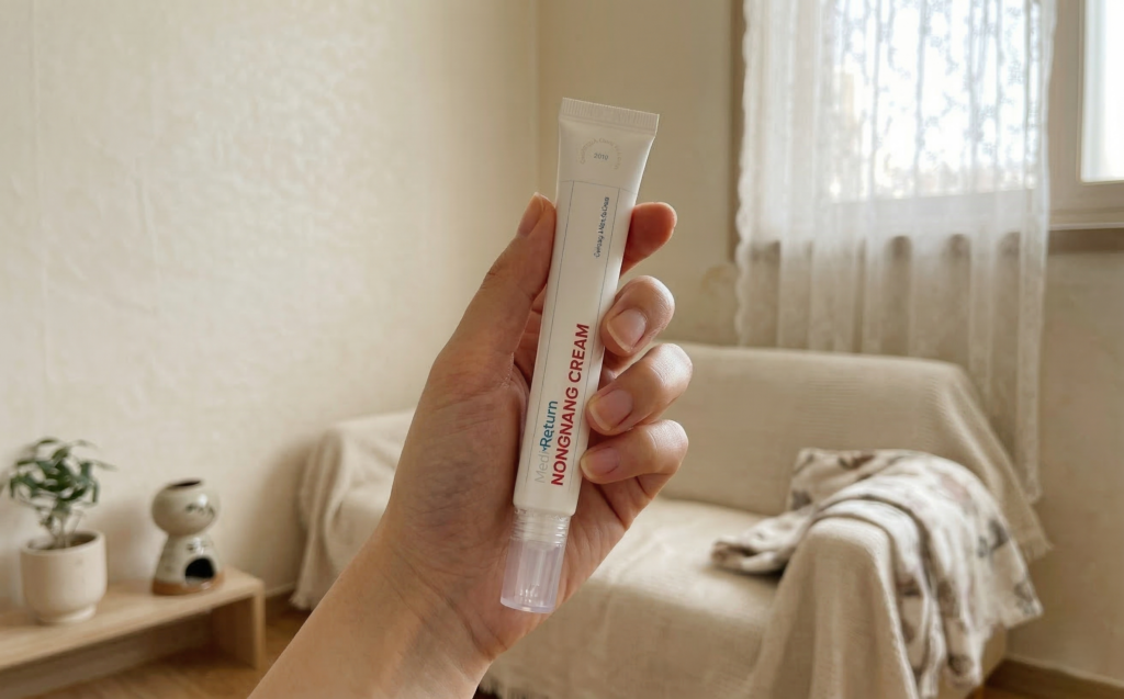 성인 여드름 관리에 효과적인 농낭크림 튜브를 손에 들고 있는 모습