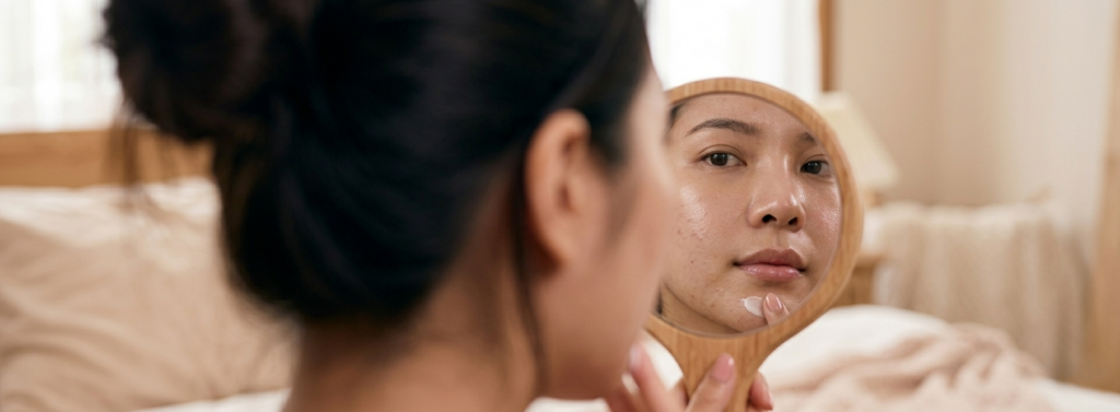 피부 좋아지는 습관 피부 좋아지는법 홈케어 실천 중인 여성이 거울로 피부 상태 확인하는 모습